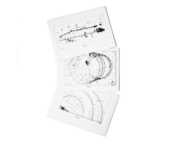 Комплект фотографій треків заряджених частинок