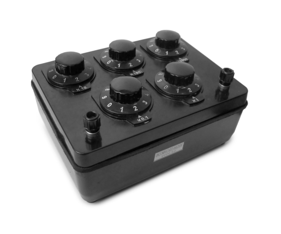 Магазин опорів на панелі 