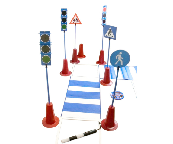Набір дорожніх знаків, моделей світлофорів, килимів з дорожньою розміткою