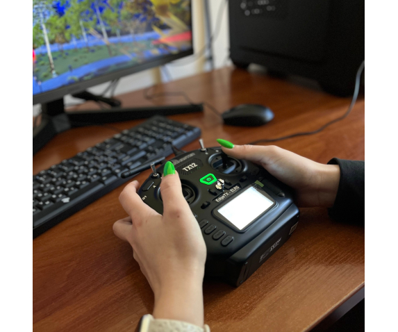 Робоча станція для пілотування дроном на симуляторі Elizlabs