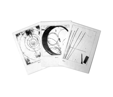 Комплект фотографій треків заряджених частино...