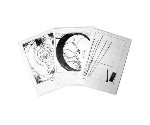 Комплект фотографій треків заряджених частинок