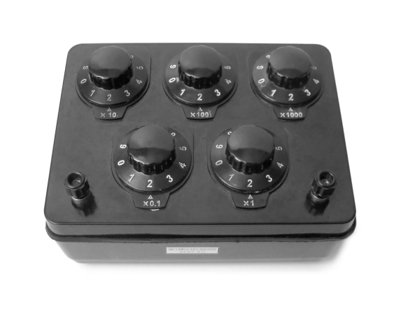 Магазин опорів на панелі 